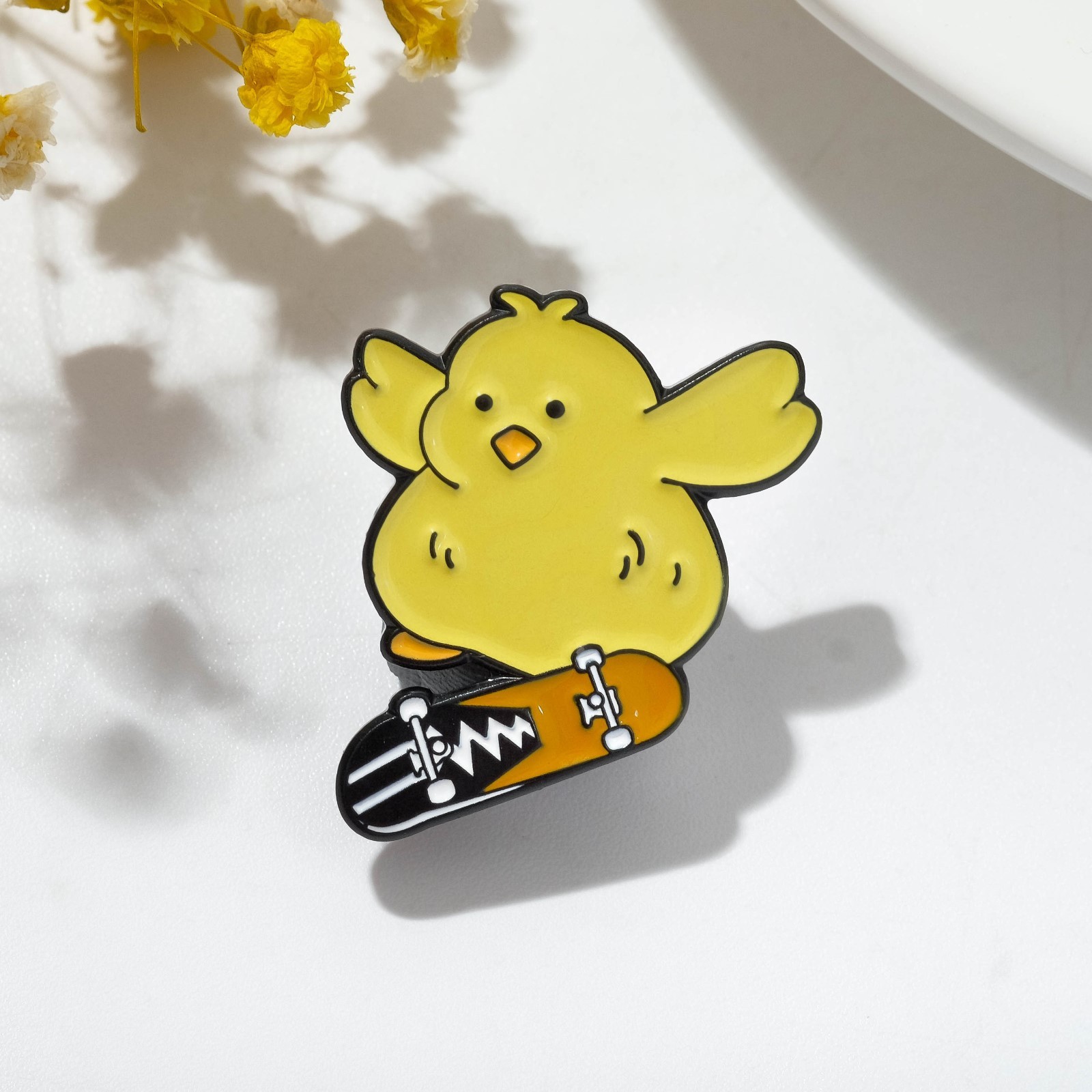 Значок металлический Цыплёнок на скейте 152₽