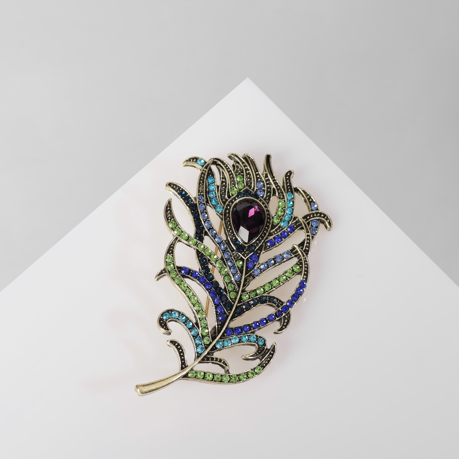 Броши с перьями